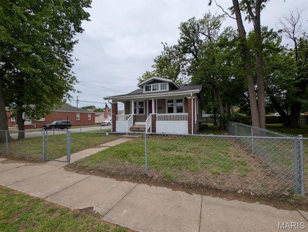 Single Family 2BR 1BA - 504 Leslie Avenue, Wood River, IL