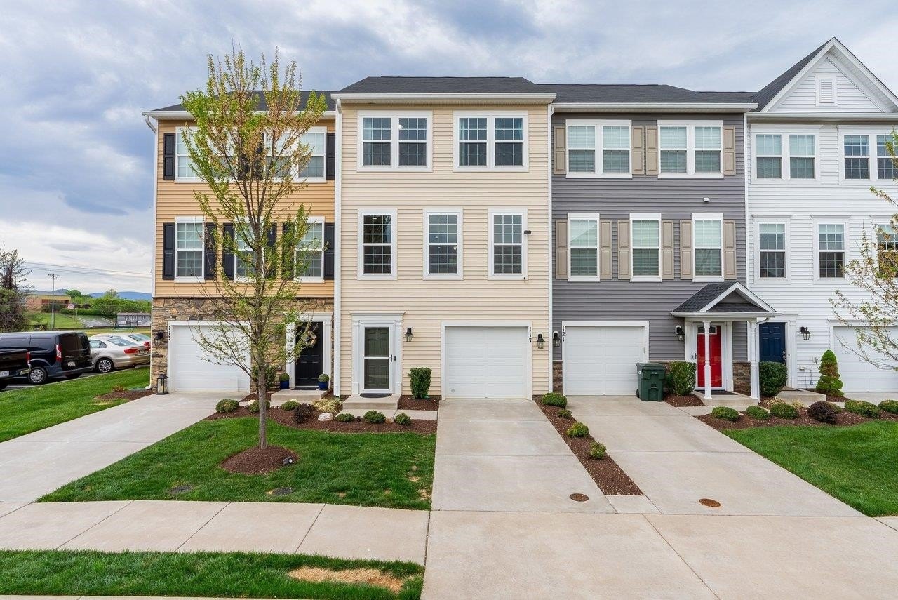 Single Family 4BR 4BA - 117 WILLOWSHIRE CT, WAYNESBORO, VA