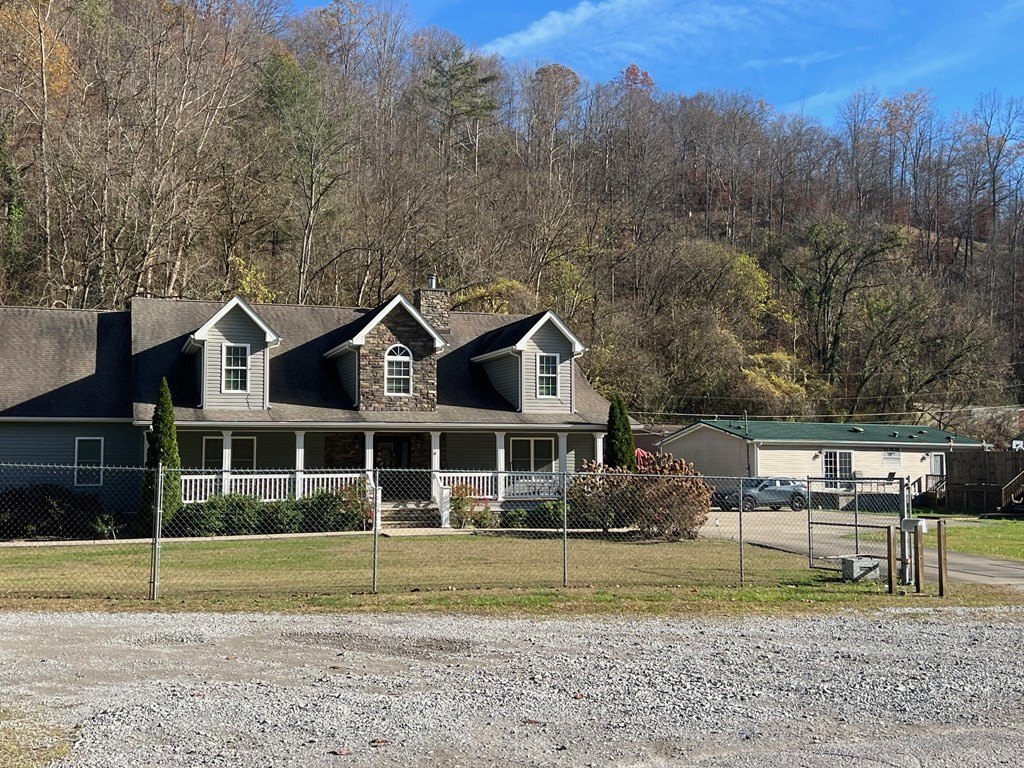 Single Family 4BR 3BA - 101 Church Street, Huddy, KY