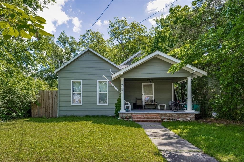 Single Family 4BR 3BA - 725 S Walnut Street, Sherman, TX