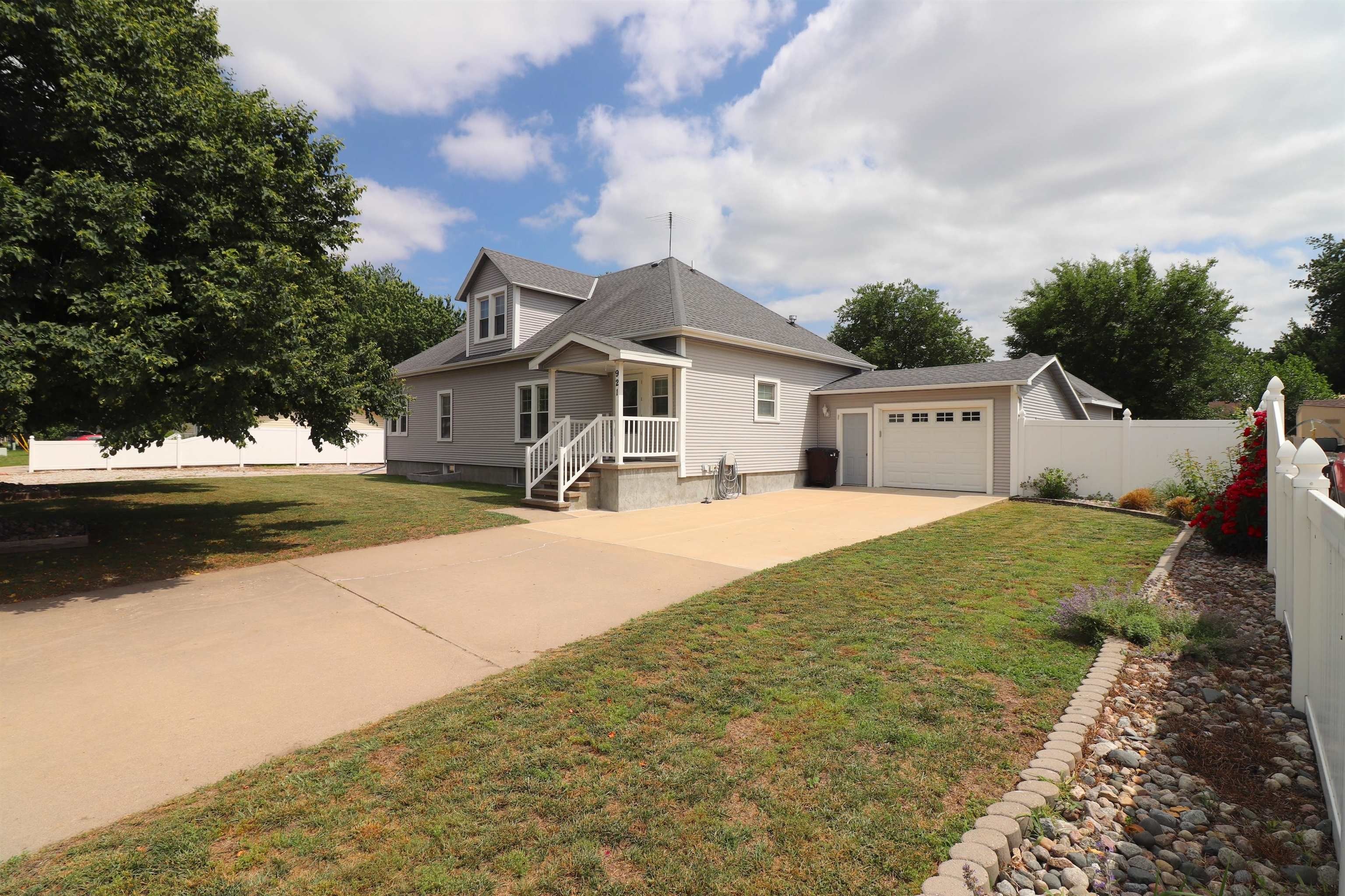 Single Family 6BR 2BA - 921 W 9th Street, Schuyler, NE