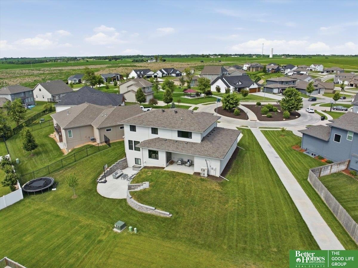 Single Family 4BR 4BA - 915 Elm Circle, Springfield, NE