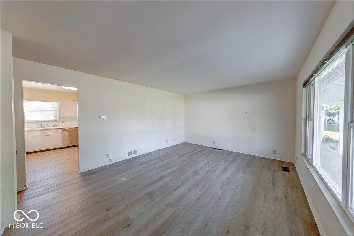 Single Family 4BR 3BA - 725 Twyckingham Lane, Kokomo, IN