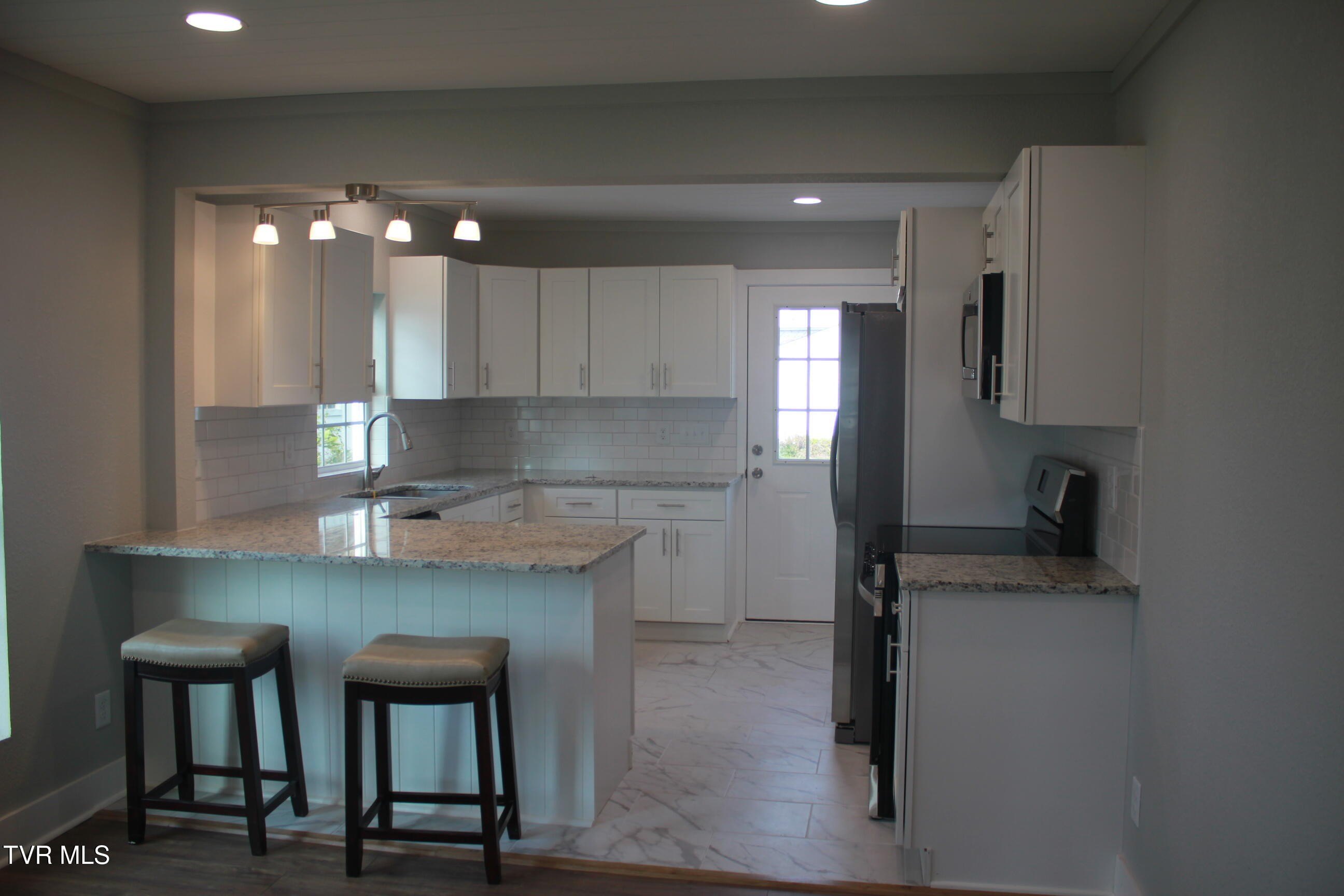 Single Family 4BR 3BA - 1334 E Center Street, Kingsport, TN