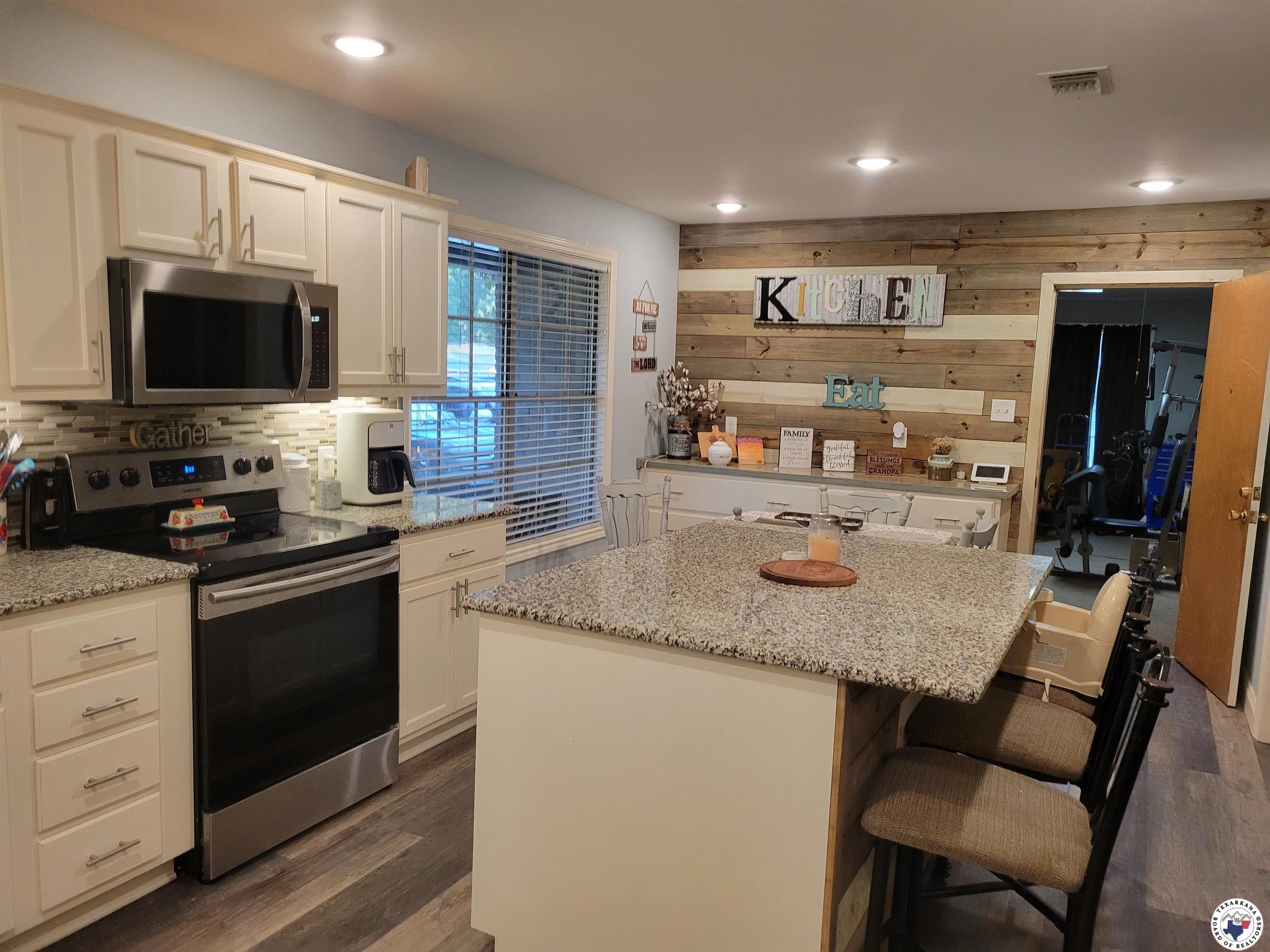Single Family 3BR 2BA - 4207 Wood St, Texarkana, TX