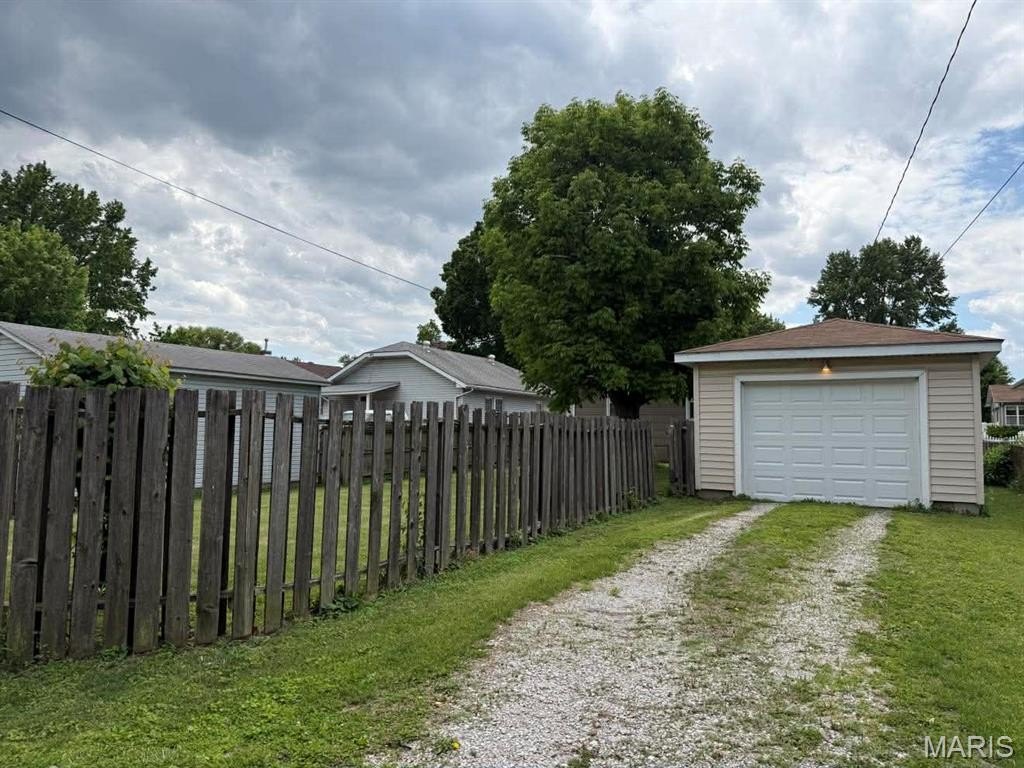 Single Family 3BR 1BA - 743 State Street, Wood River, IL