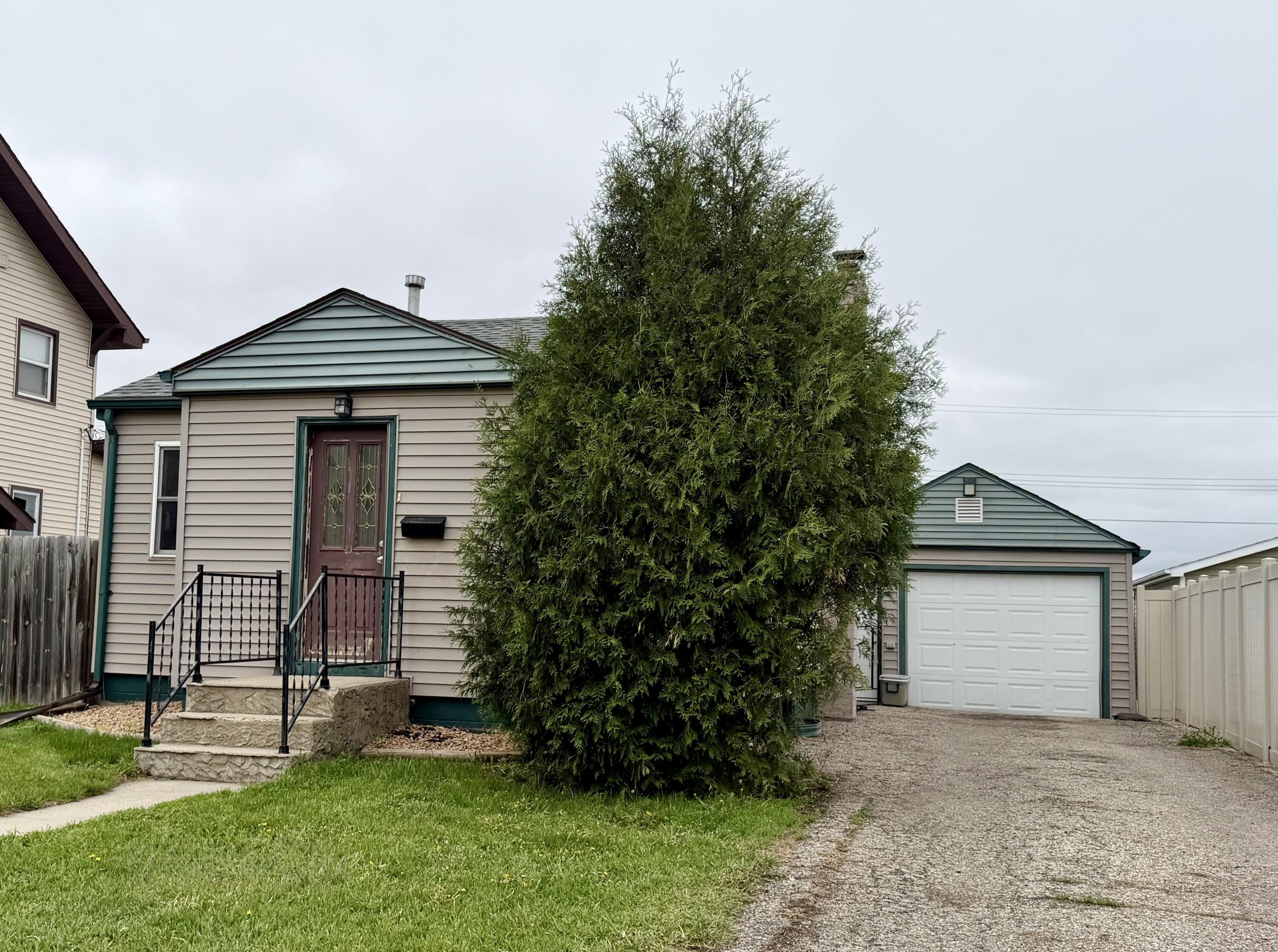 Single Family 2BR 2BA - 911 S 9th Street, Aberdeen, SD