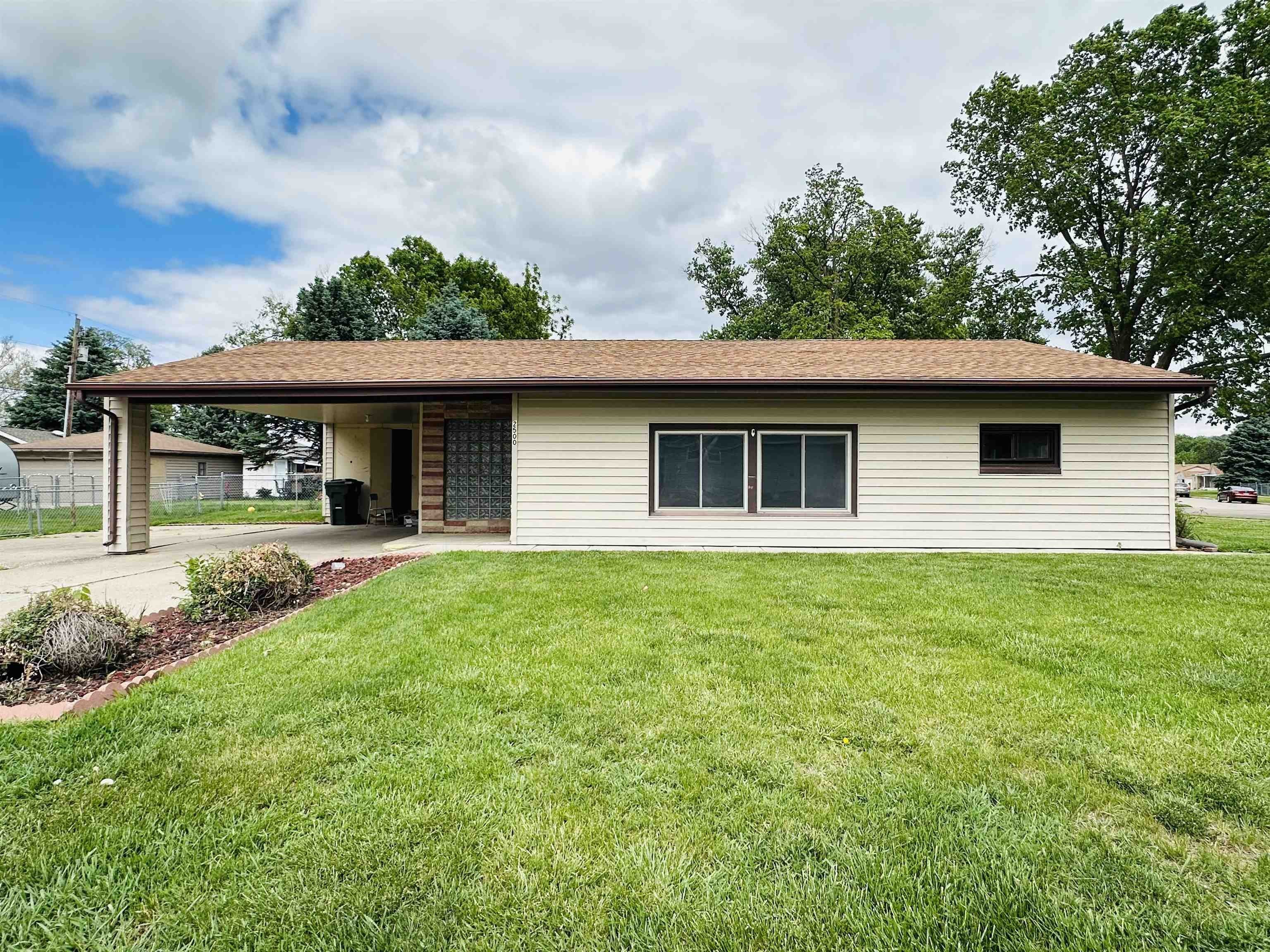 Single Family 2BR 1BA - 2500 Bourette St, Sioux City, IA