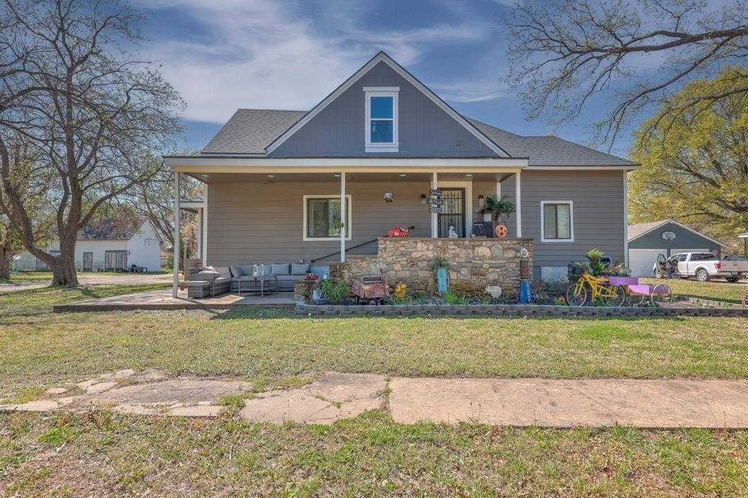 Single Family 2BR 1BA - 721 East 17th, Winfield, KS