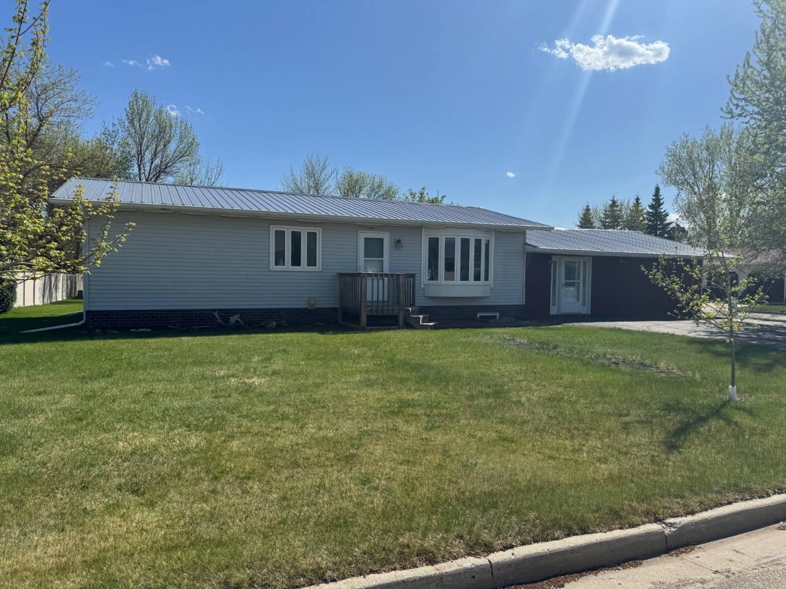 Single Family 4BR 3BA - 613 Vera St, Bottineau, ND