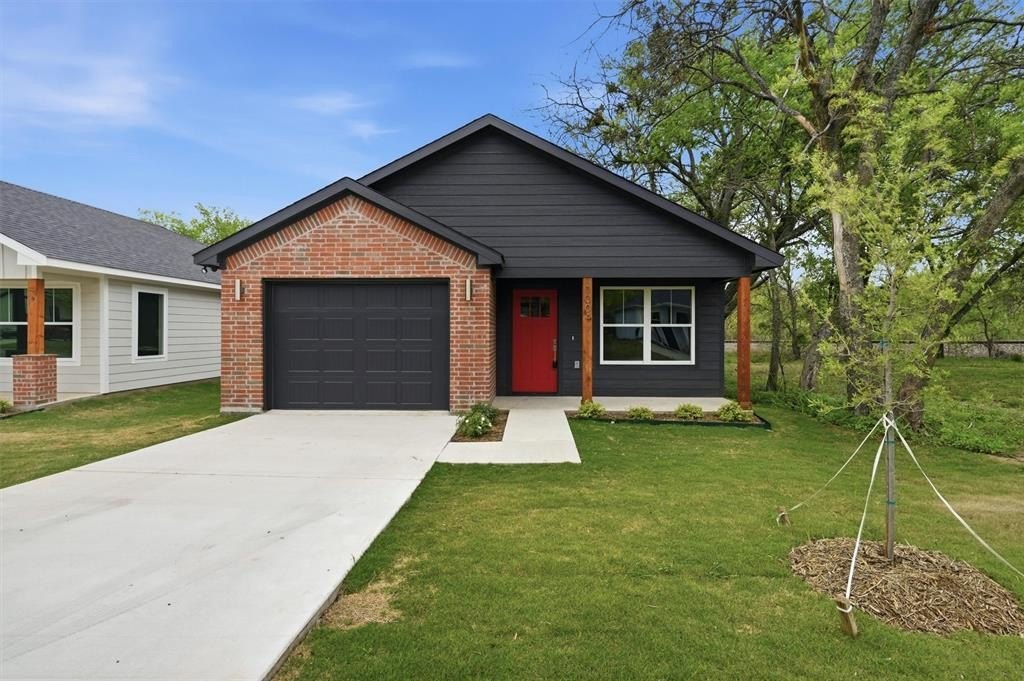 Single Family 2BR 2BA - 1004 S 1st Street, Sherman, TX