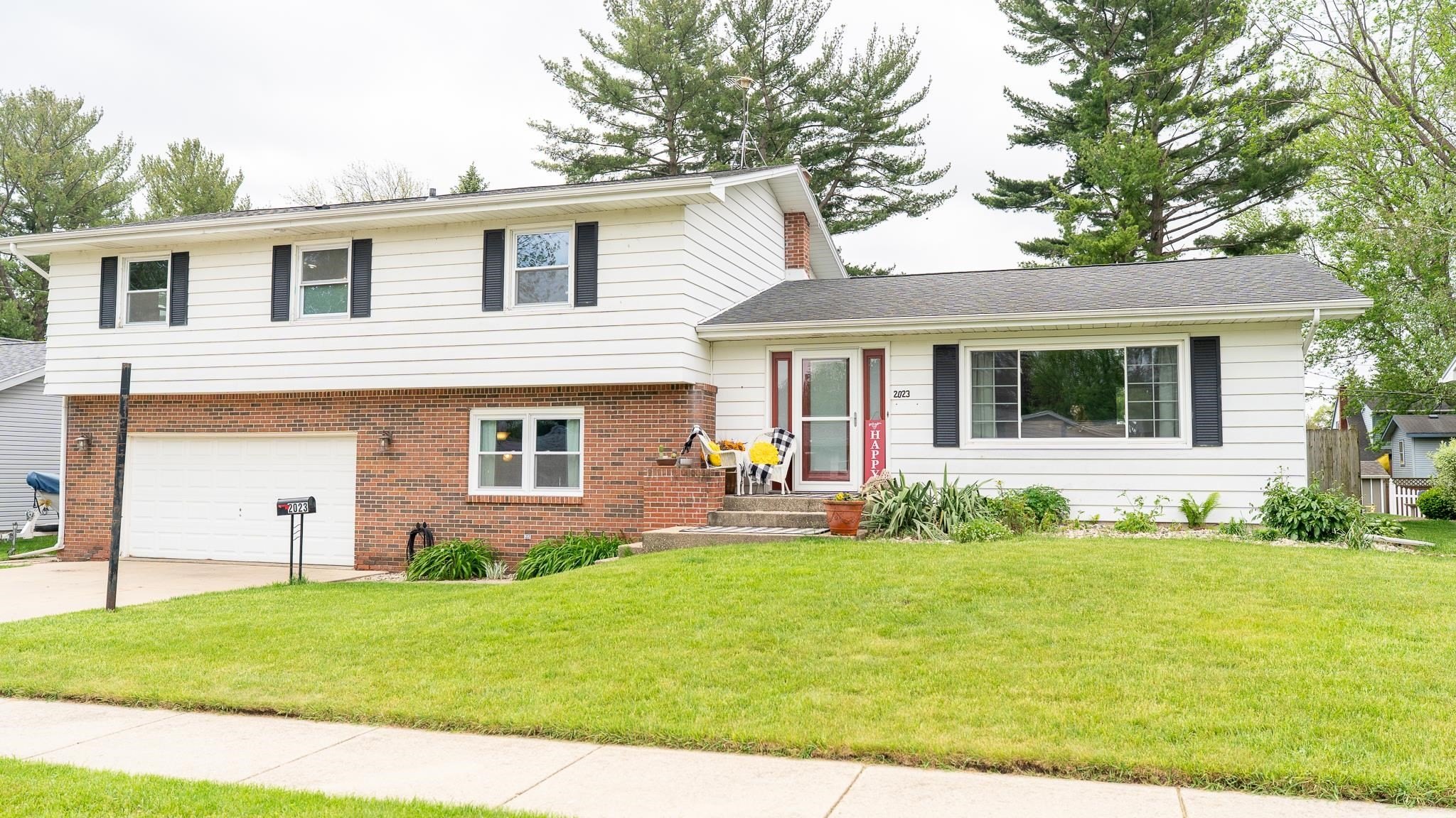 Single Family 4BR 3BA - 2023 Williamsburg Place, Janesville, WI