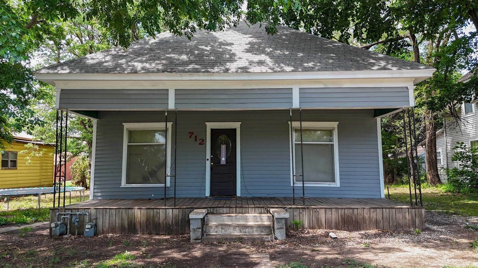 Single Family 5BR 3BA - 712 South C St, Wellington, KS