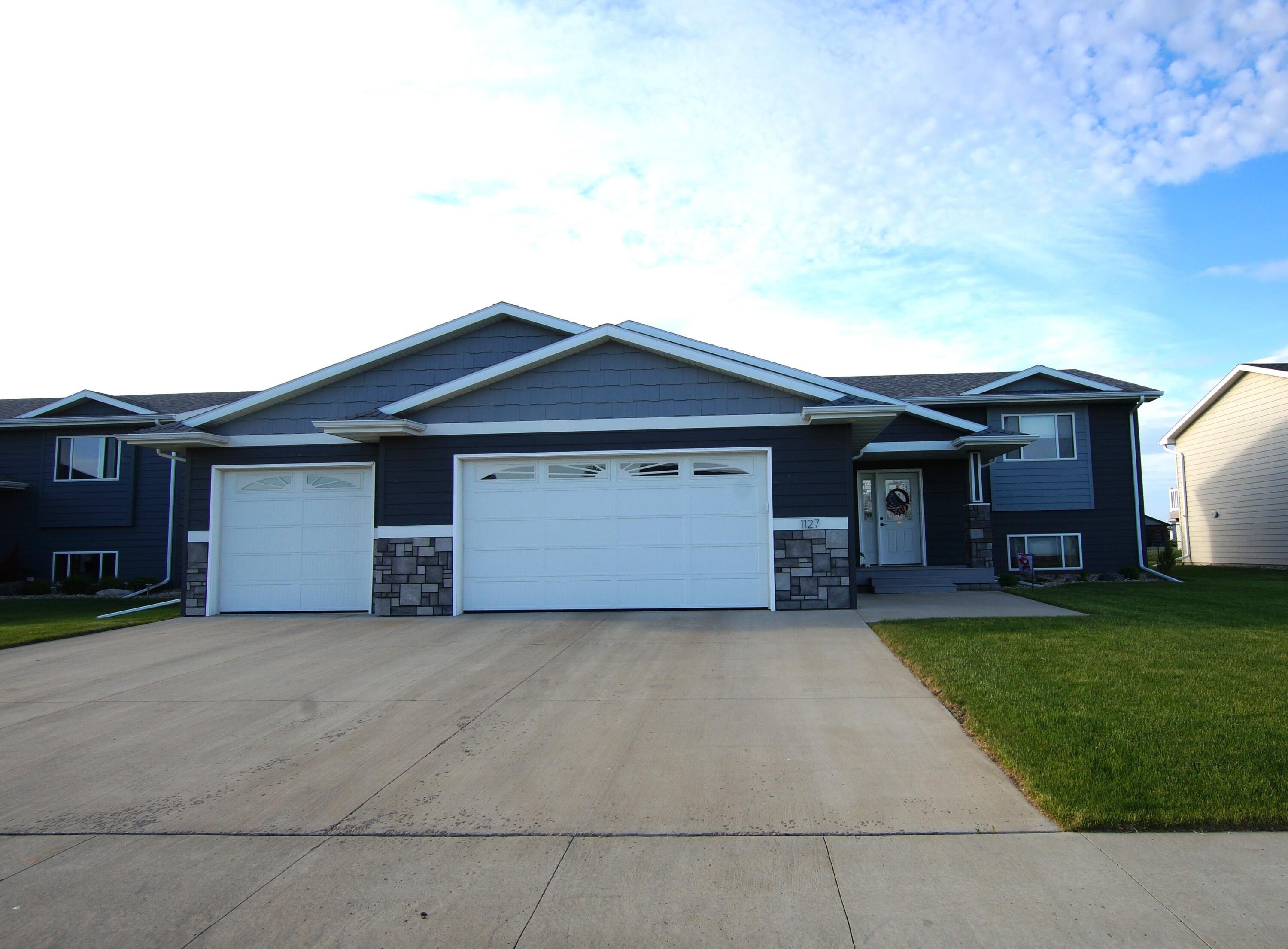 Single Family 5BR 3BA - 1127 NE 32nd Avenue, Aberdeen, SD