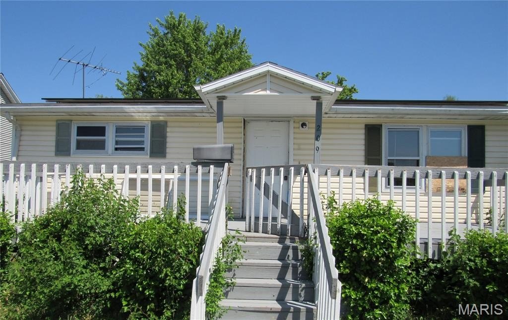 Single Family 2BR 1BA - 209 W 2nd South Street, Mount Olive, IL