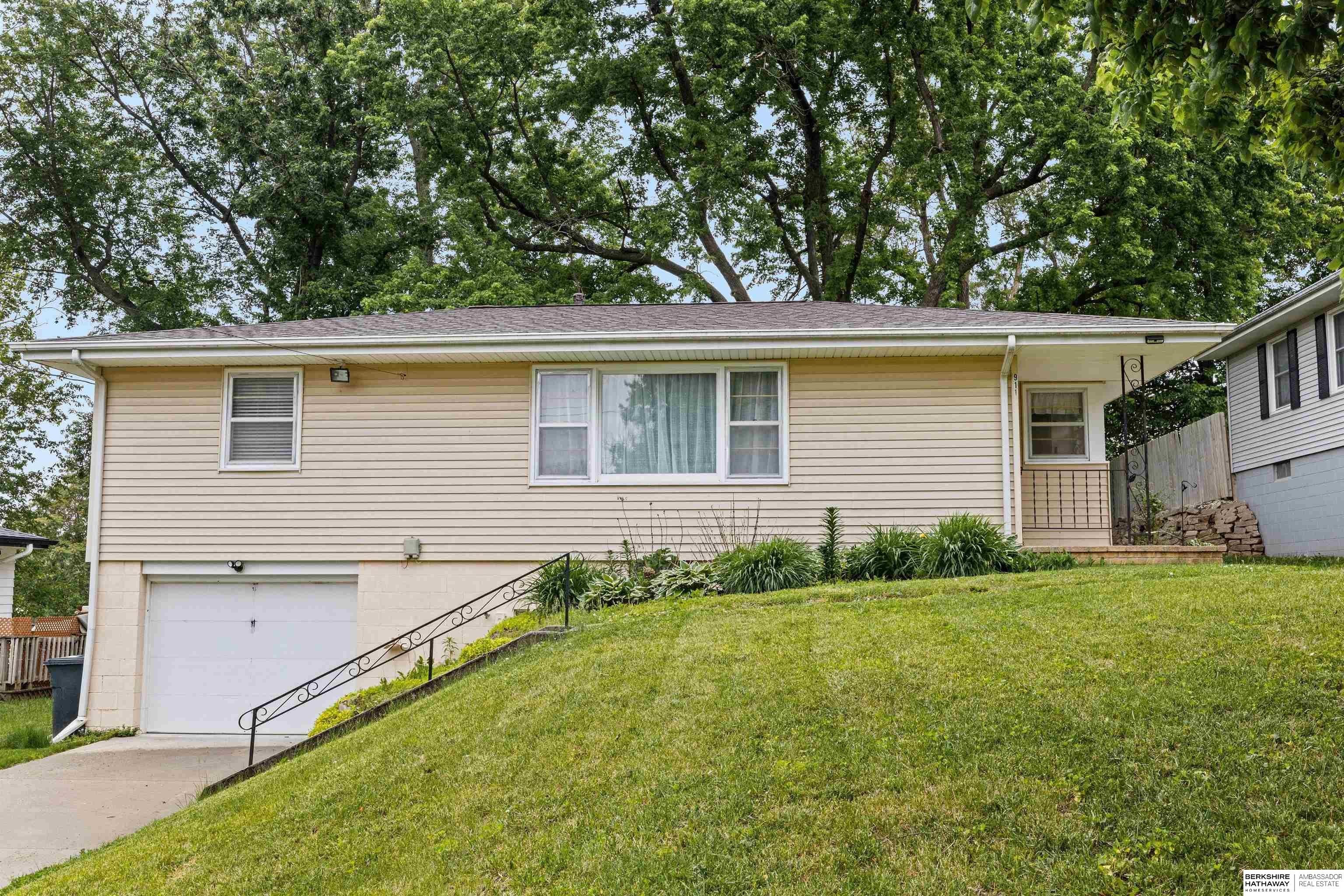 Single Family 3BR 2BA - 911 Arnold Street, Glenwood, IA