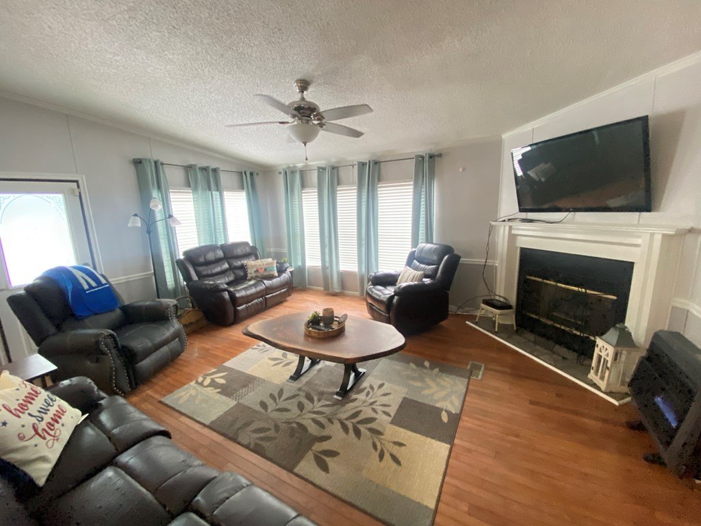 Single Family 2BR 2BA - 1393 BUFFALO CREEK RD, Williamson, WV