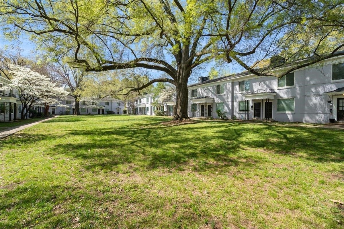 Condo 2BR 1BA - 585 E PARKWAY, Memphis, TN