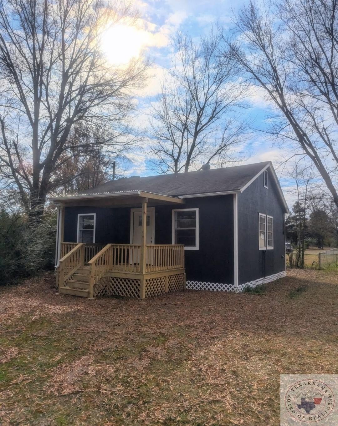 Single Family 3BR 1BA - 3 & 4 Wood Pl, Hooks, TX