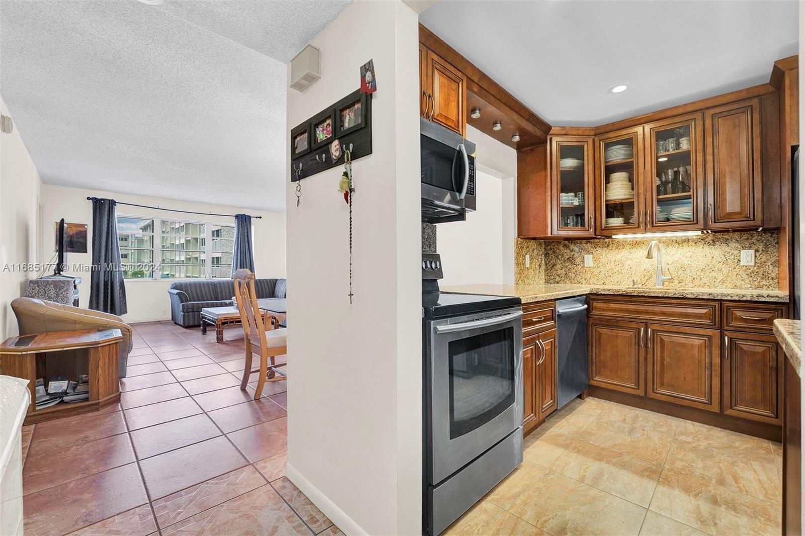 Condo 1BR 2BA - 410 SE 2nd St, Hallandale Beach, FL