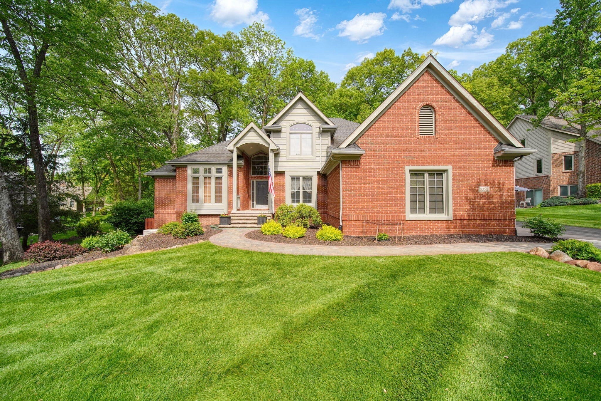 Single Family 4BR 4BA - 8352 Alta Vista Drive, Pinckney, MI