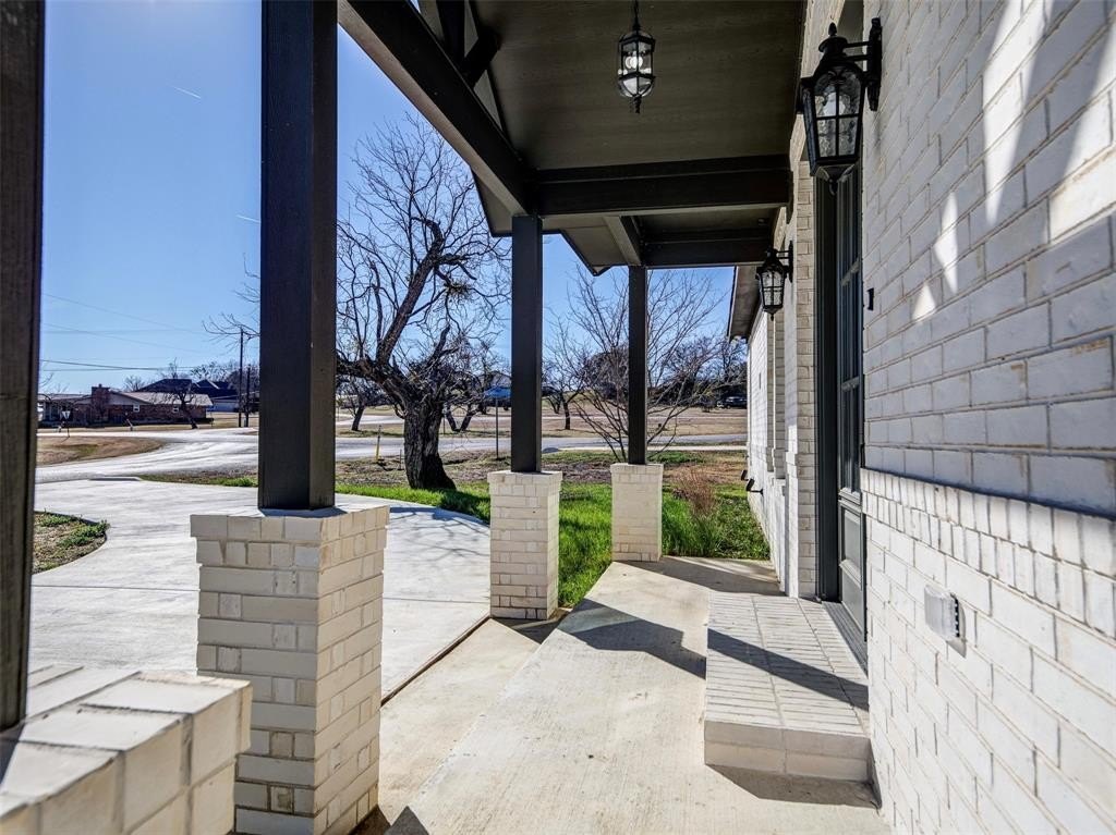 Single Family 4BR 2BA - 170 Half Moon Way, Runaway Bay, TX