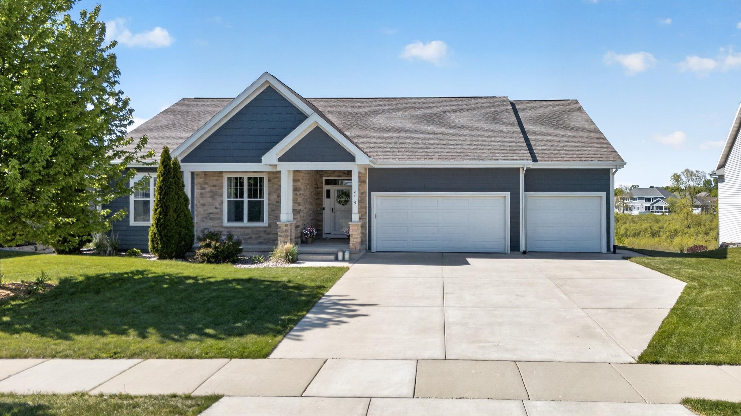 Single Family 4BR 4BA - 4419 Eagle Ridge Lane, Windsor, WI