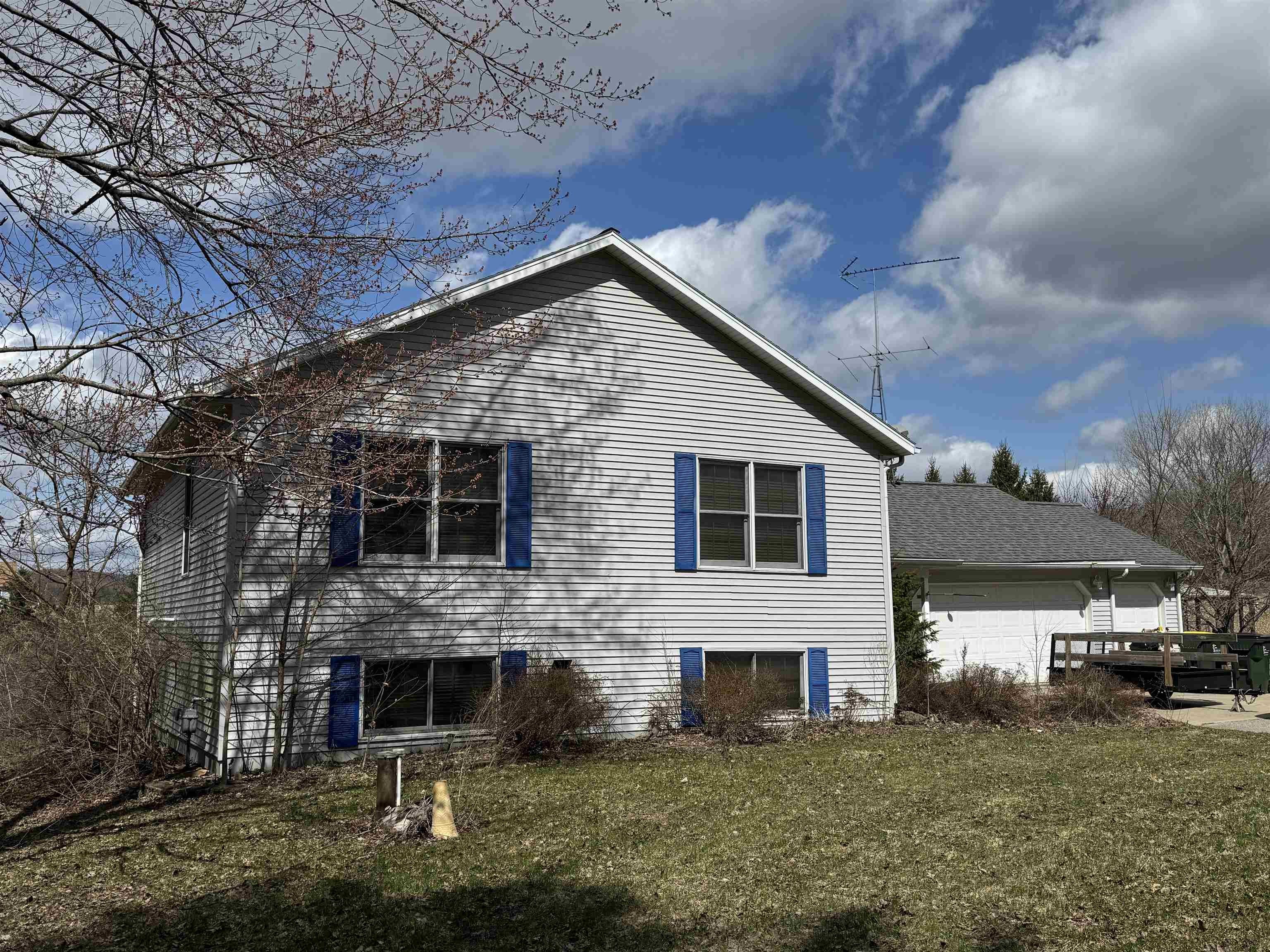 Single Family 4BR 3BA - E8032 E Lake Virginia Road, Reedsburg, WI