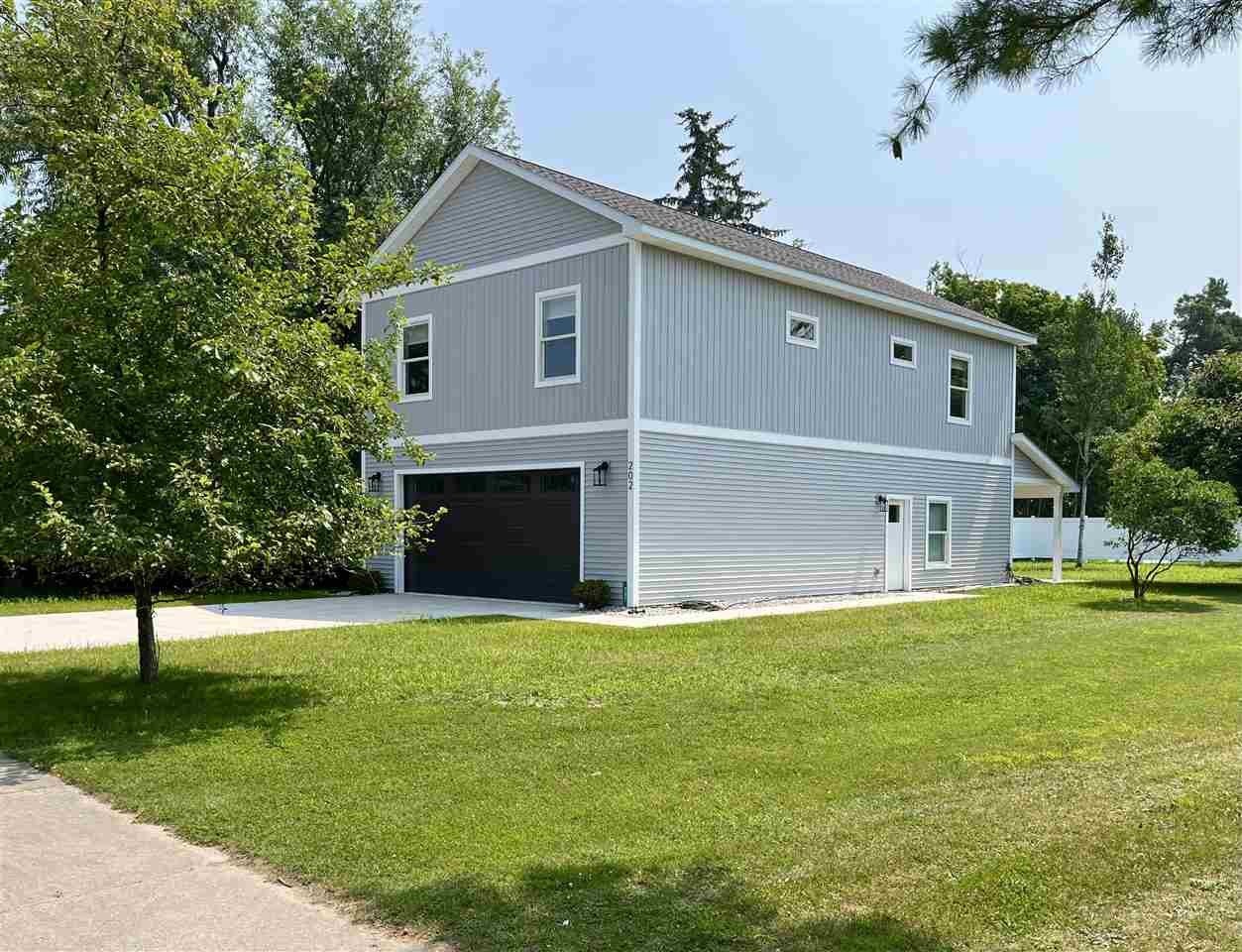 Single Family 3BR 2BA - 202 W Carpenter, Charlevoix, MI