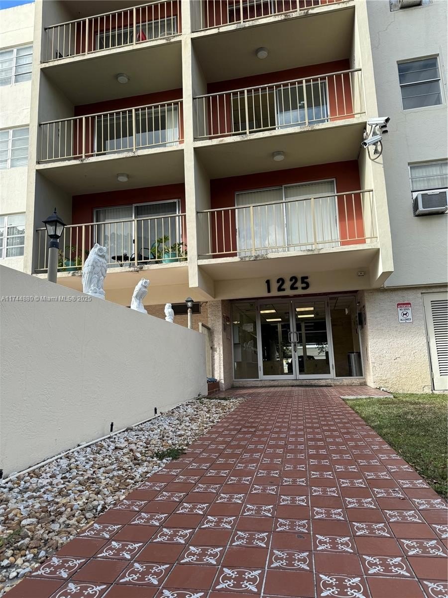 Condo 1BR 1BA - 1225 NE 124th St, North Miami, FL