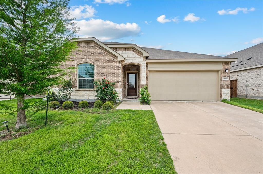 Single Family 4BR 2BA - 11440 Silver Queen Drive, Aubrey, TX