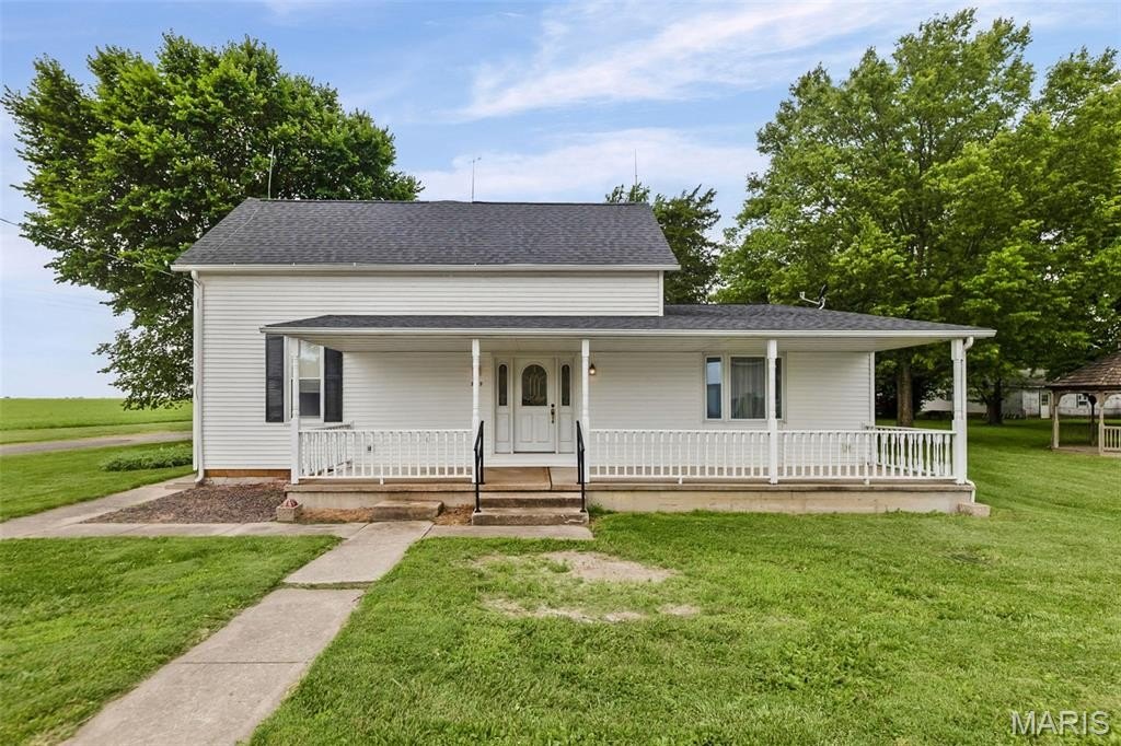 Single Family 4BR 2BA - 809 S Front Street, Okawville, IL