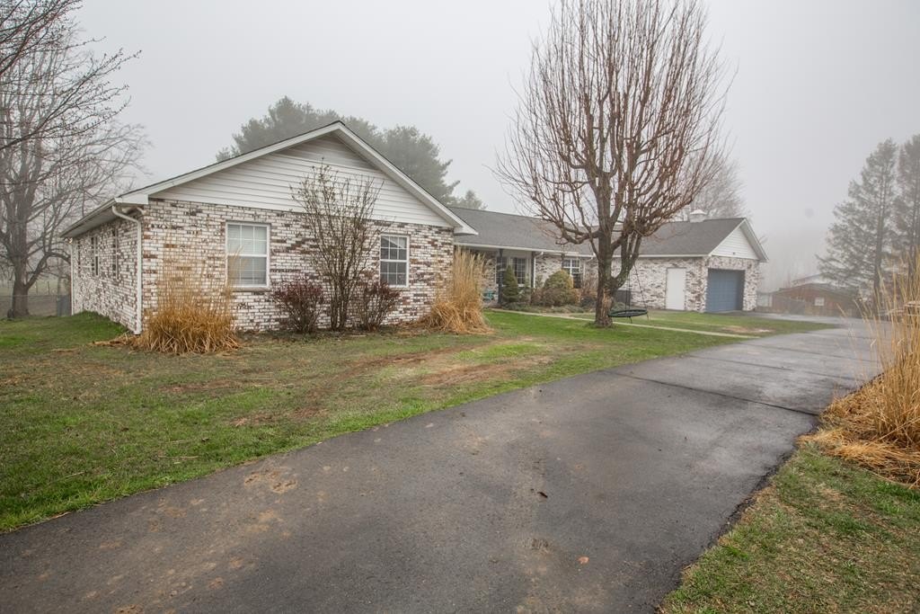 Single Family 4BR 3BA - 3088 Grandview Road, BEAVER, WV