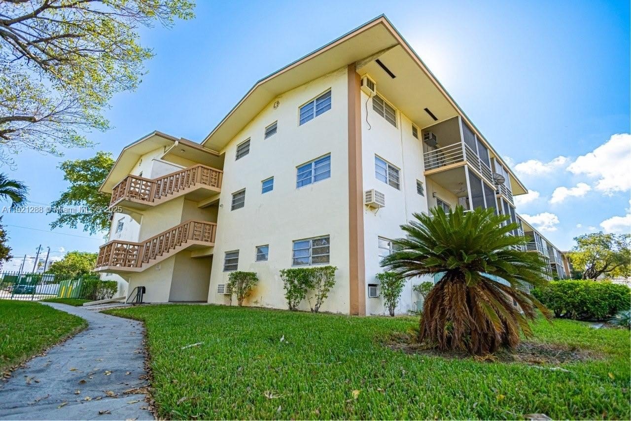 Co-op 1BR 1BA - 16790 NE 14th Ave, Miami, FL