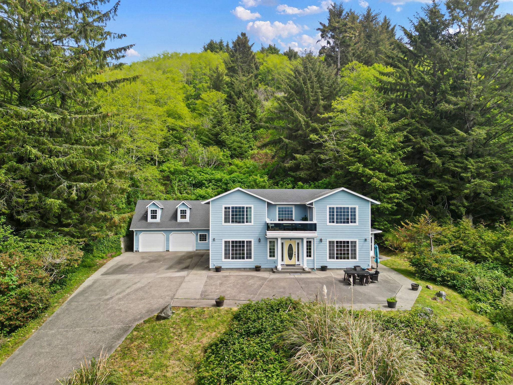 Single Family 4BR 3BA - 17245 N Highway 101, Smith River, CA