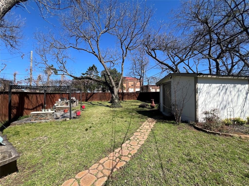 Single Family 3BR 1BA - 533 E Sears Street, Denison, TX