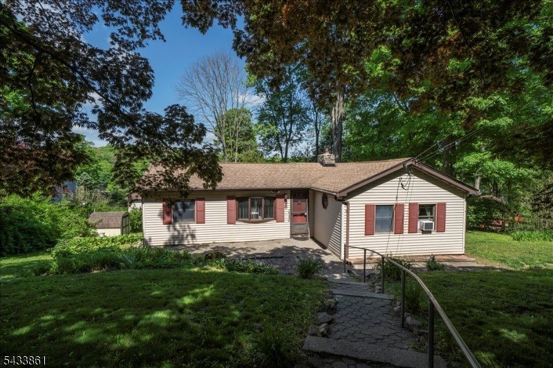 Single Family 2BR 1BA - 58 Tamarack Trl, Hardyston Twp., NJ