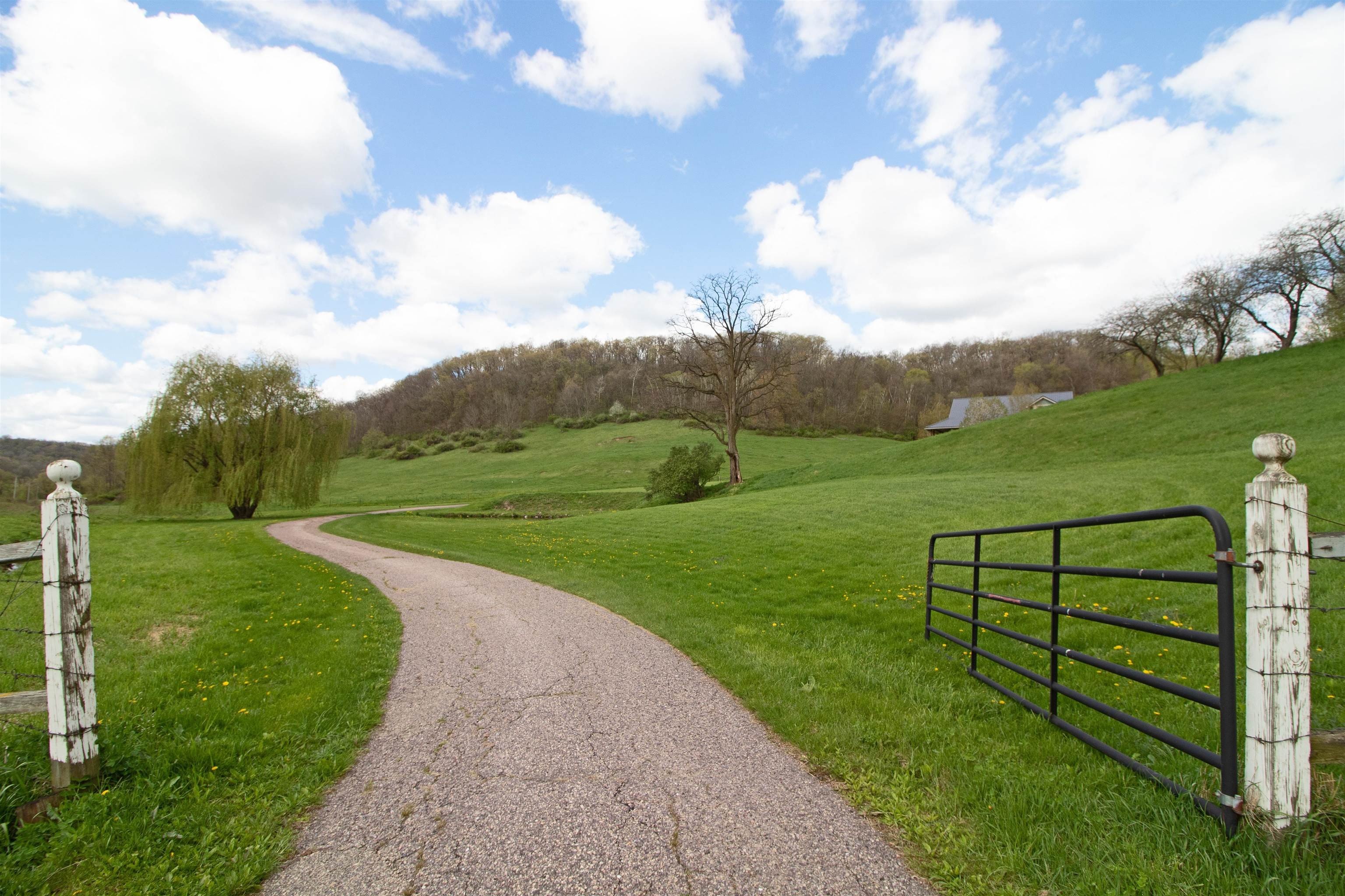 Single Family 5BR 3BA - 27538 County Road DD, Richland Center, WI