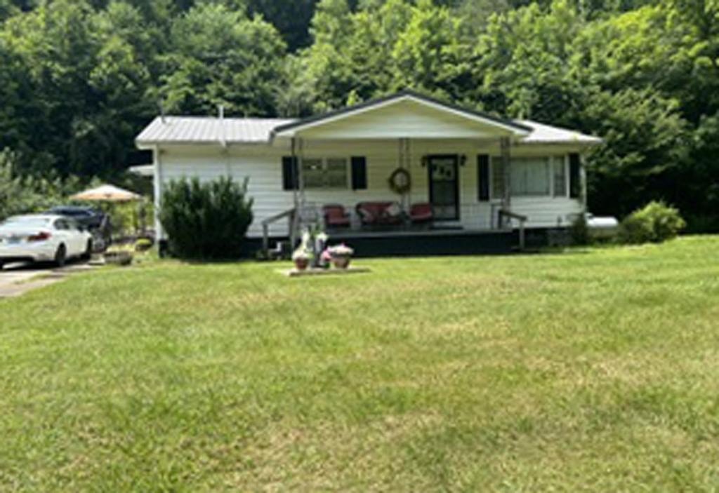 Single Family 3BR 2BA - 90 Glen Dr, Prestonsburg, KY
