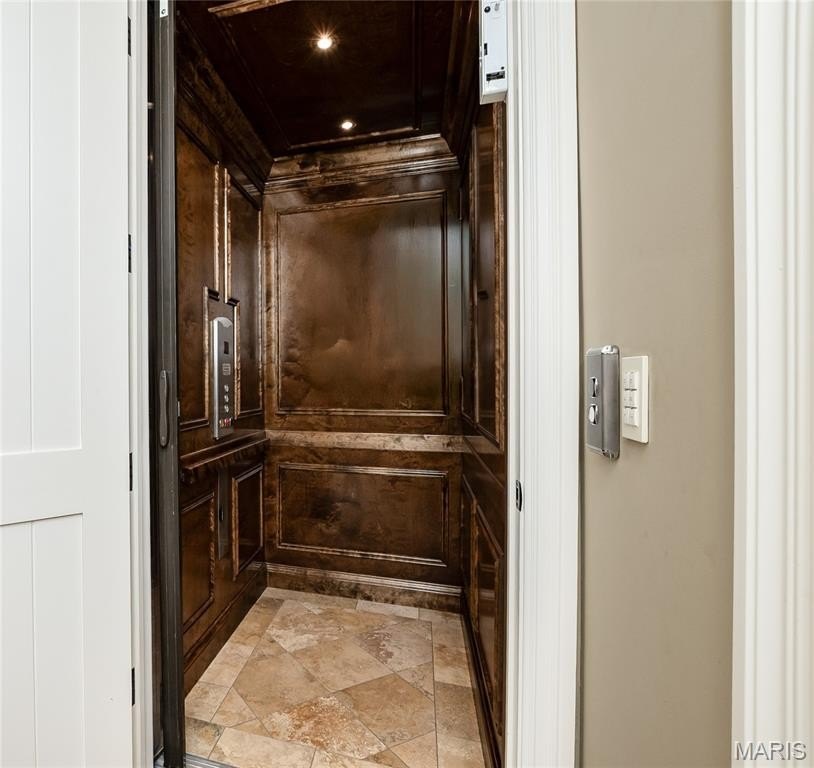 Single Family 7BR 10BA - 4 Slate River Way, Wentzville, MO