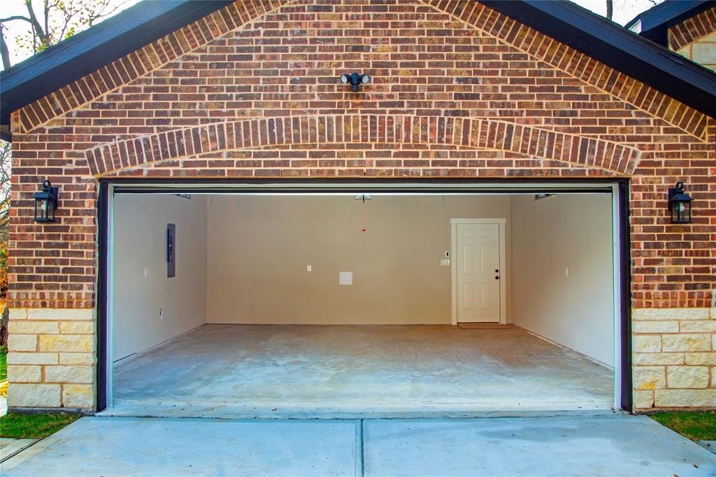 Single Family 4BR 3BA - 1421 W Sherman Street, Paris, TX
