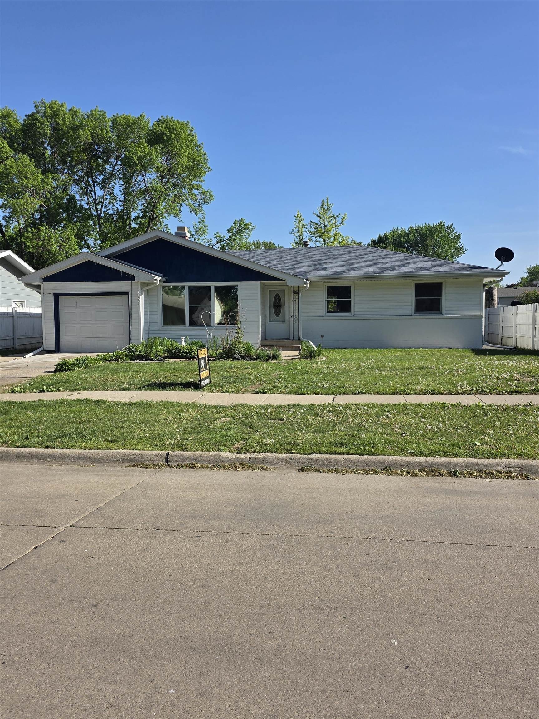 Single Family 4BR 2BA - 608 E 18th Street, South Sioux City, NE