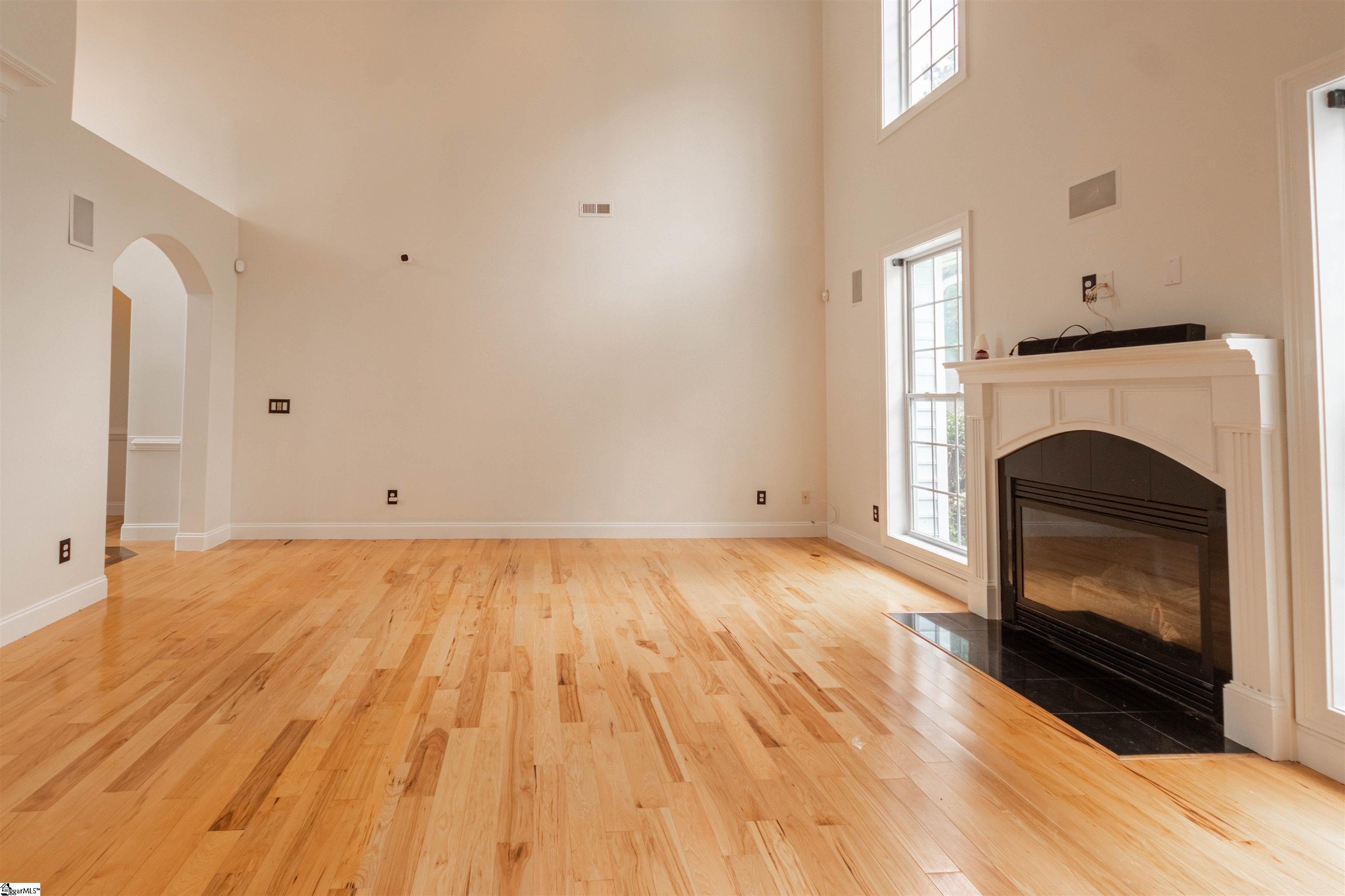 Single Family 4BR 3BA - 109 CREEK CROSSING Way, Greer, SC