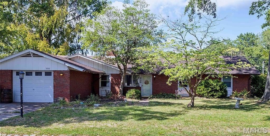 Single Family 4BR 2BA - 1606 Paris Drive, Godfrey, IL
