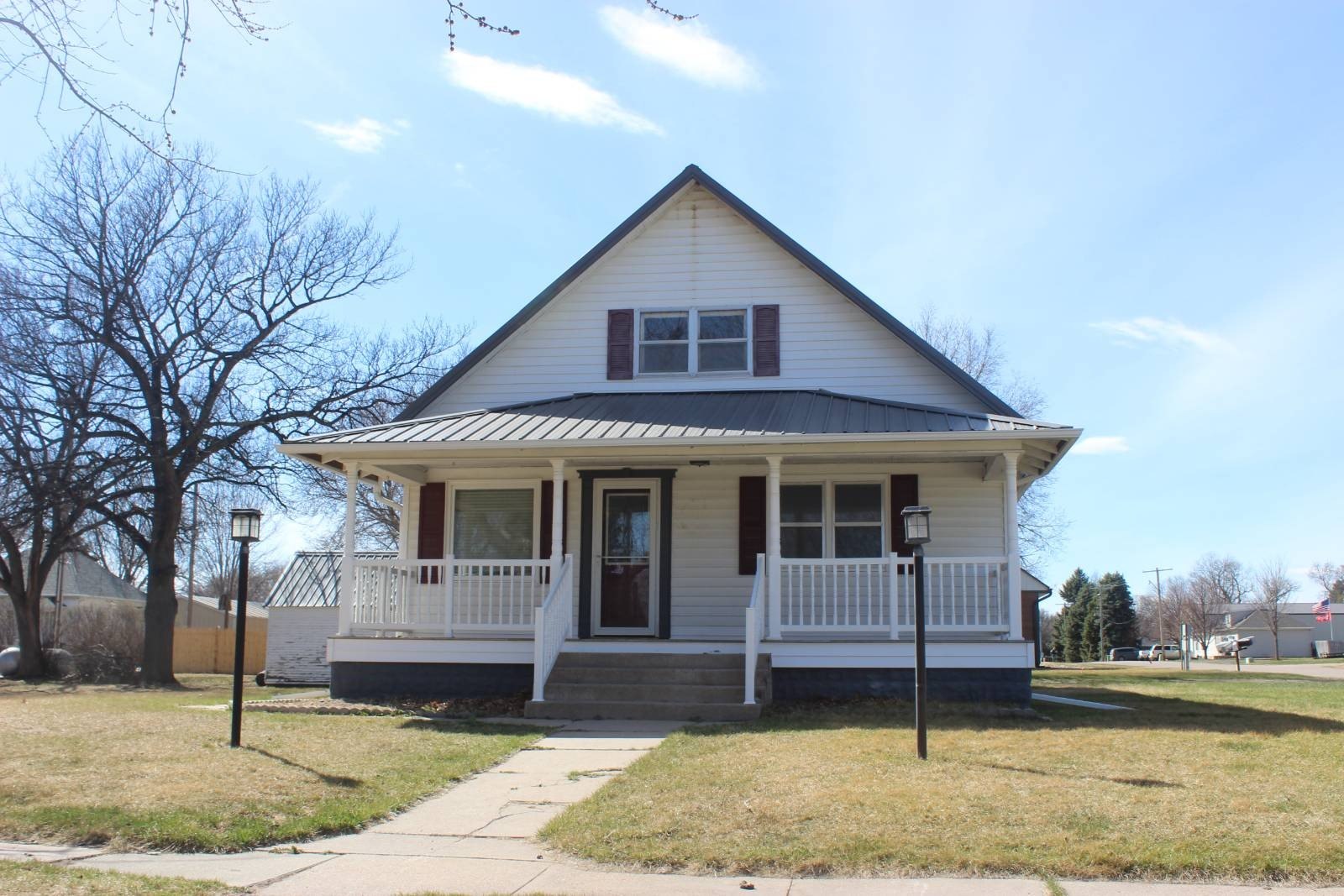 Single Family 4BR 2BA - 408 N Broadway St, Arnold, NE