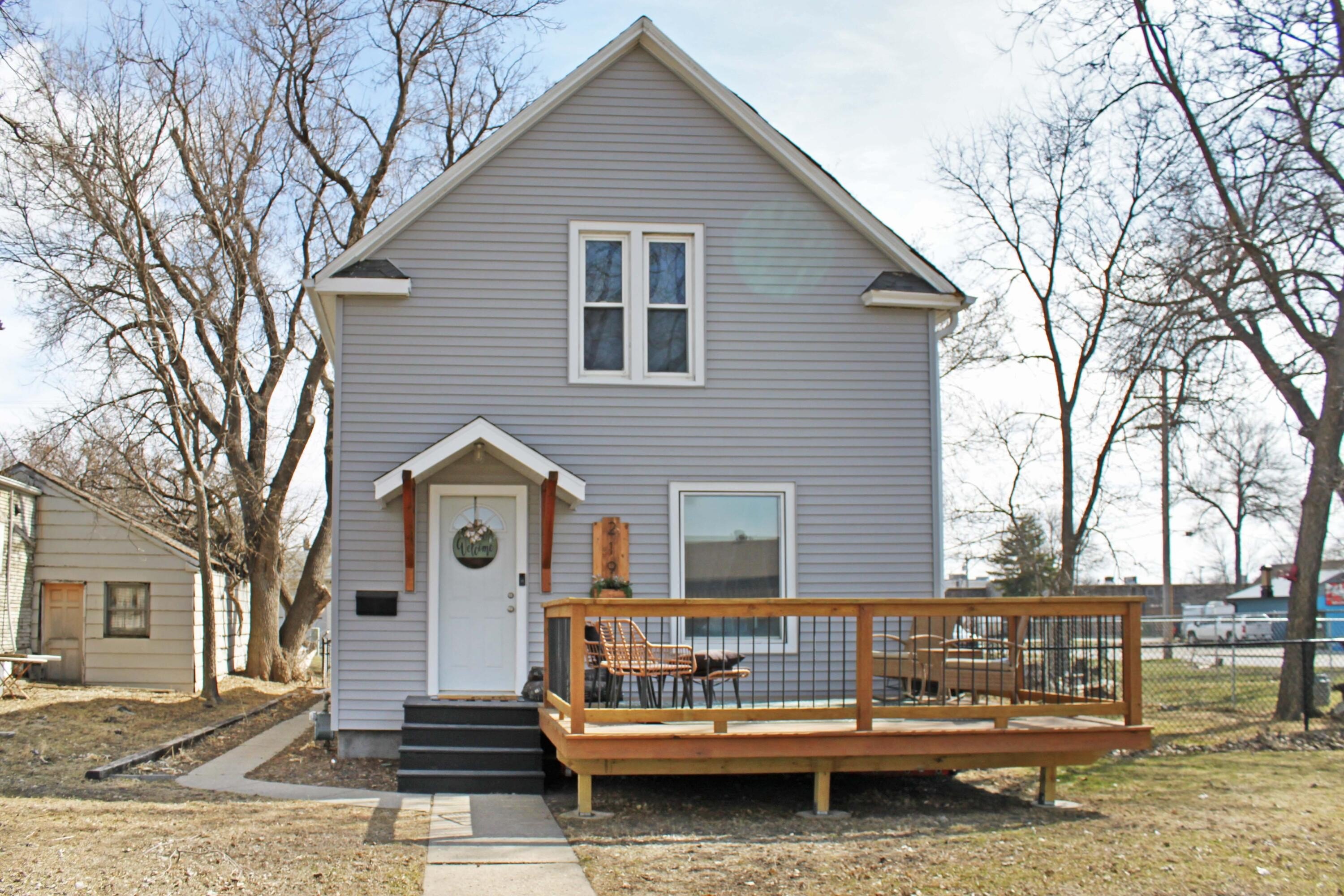 Single Family 4BR 2BA - 219 S 4th Street, Aberdeen, SD