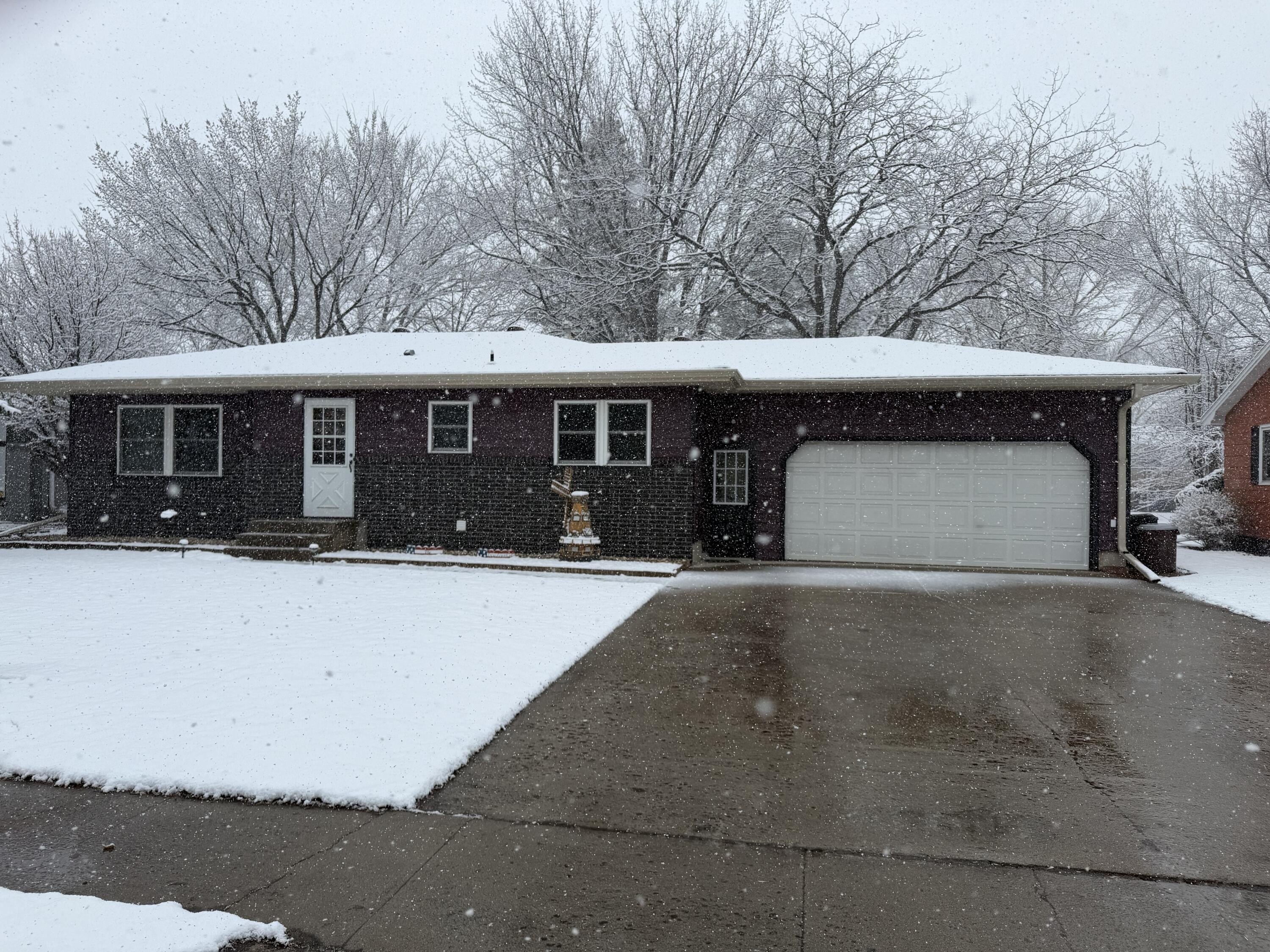 Single Family 5BR 2BA - 2312 SE 12th Avenue, Aberdeen, SD