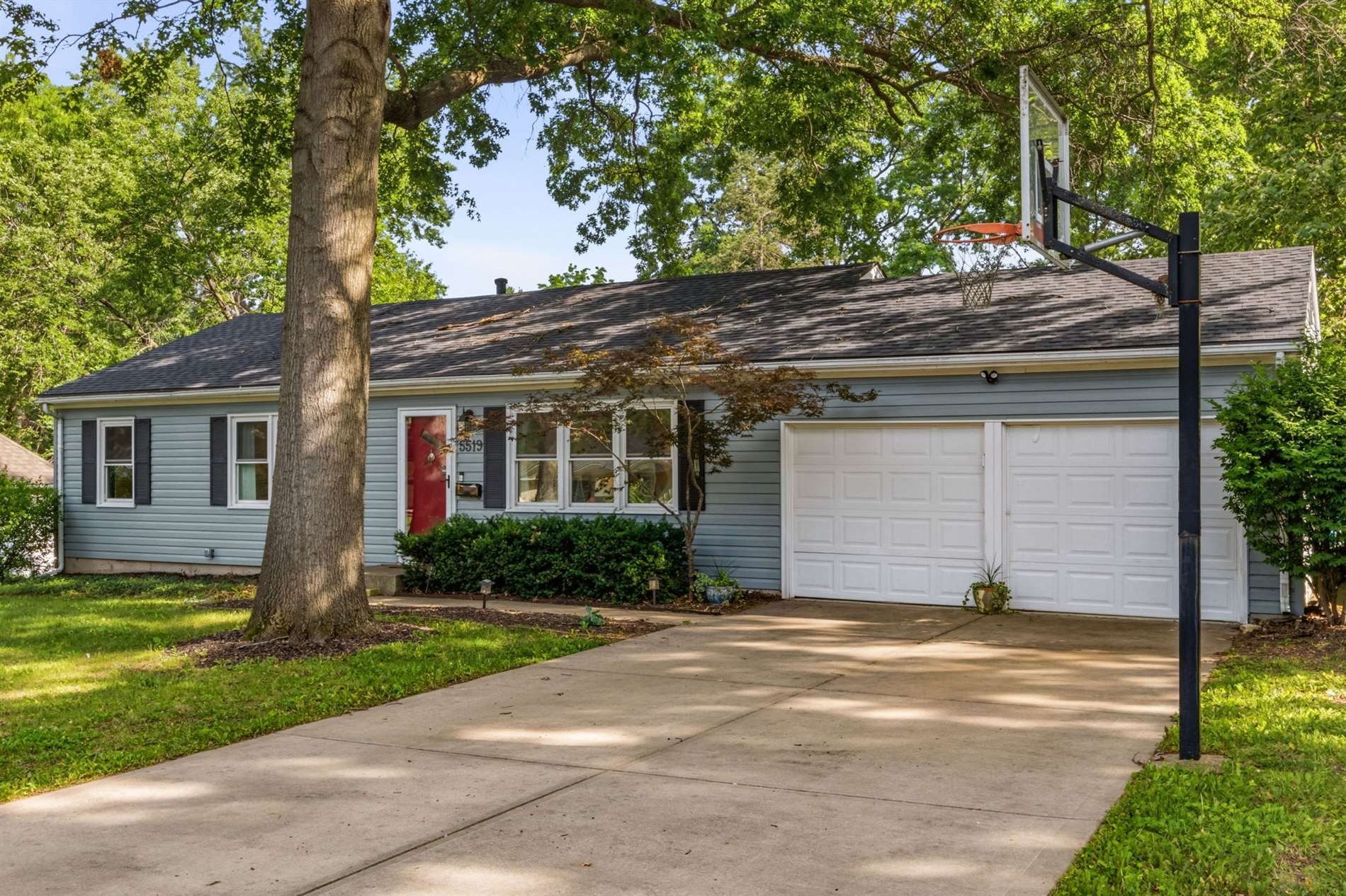 Single Family 3BR 2BA - 5519 W 101st St, Overland Park, KS