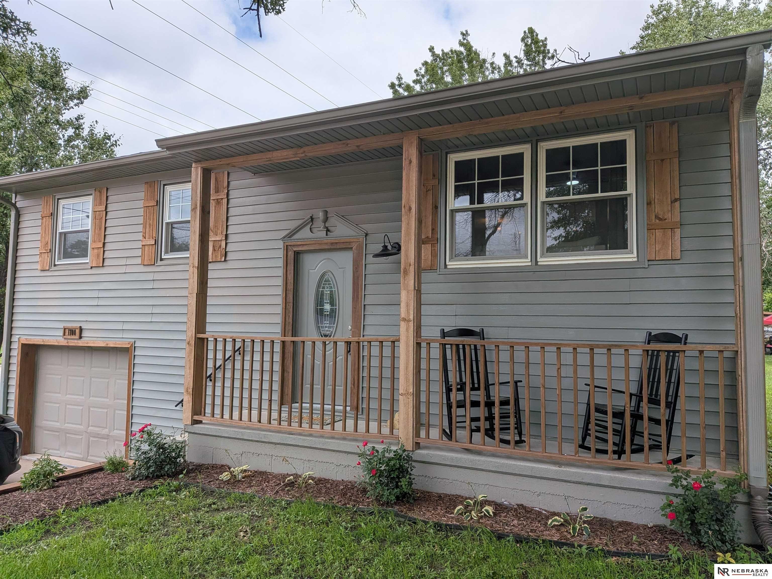 Single Family 4BR 2BA - 1700 Monroe Street, Beatrice, NE