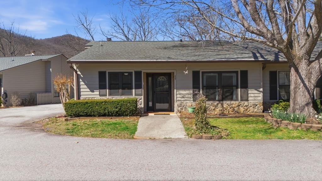 Single Family 2BR 2BA - 15 Plum Tree Ln, Franklin, NC